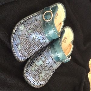 Alegria sz 37 Teal/Blue shimmer clogs